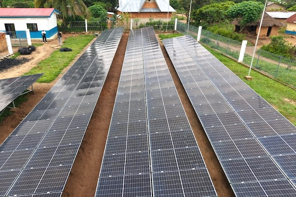 Énergie solaire : ANSER attribue trois marchés de mini-centrales pour 12,1 millions $